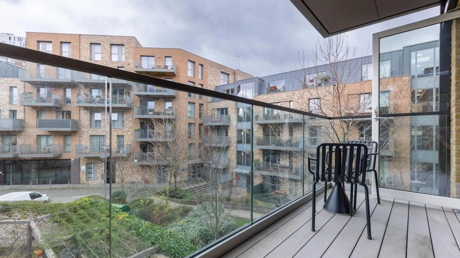 Elegant & Serene 2Bd Flat Wroof Terrace Hoxton! contacts